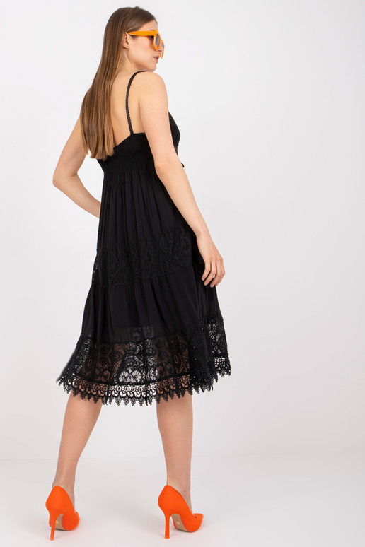 Černé šaty s rozšířenými rameny a...