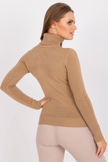 Béžový vypasovaný svetr...