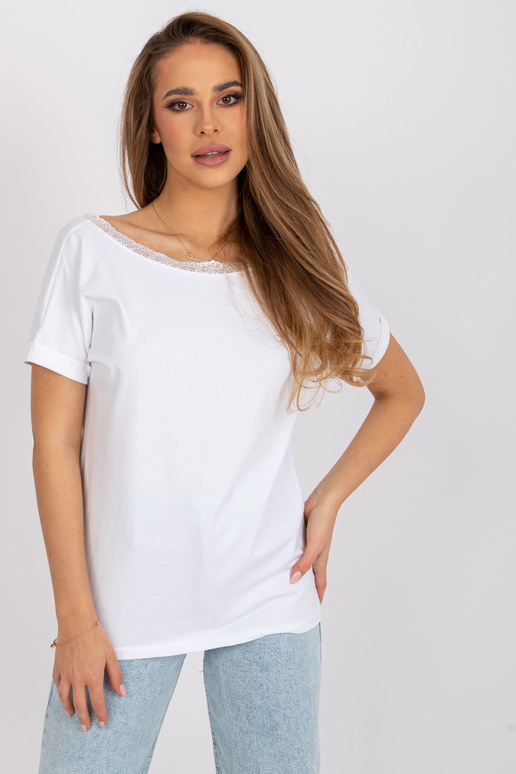 Bílá halenka s výstřihem na zádech...