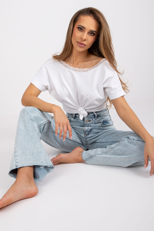 Bílá halenka s výstřihem na zádech...