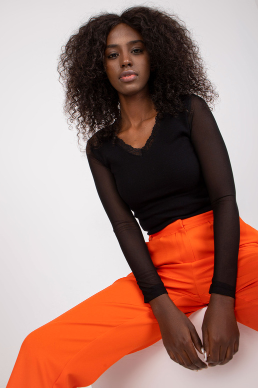 Černá žebrovaná halenka s krajkou a...