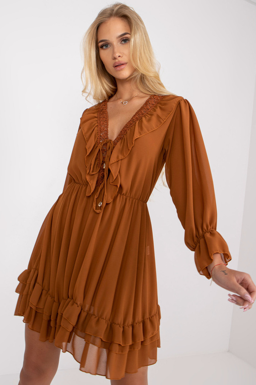 Hnědé krátké volánové šaty s dlouhým...