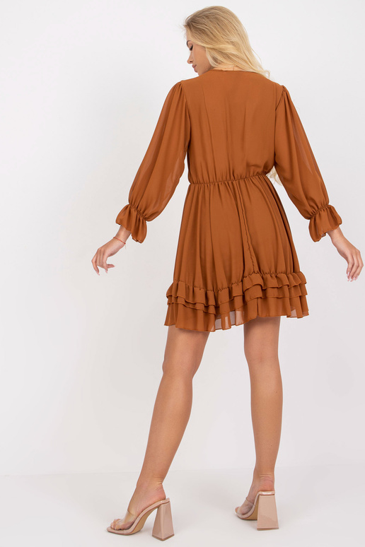 Hnědé krátké volánové šaty s dlouhým...