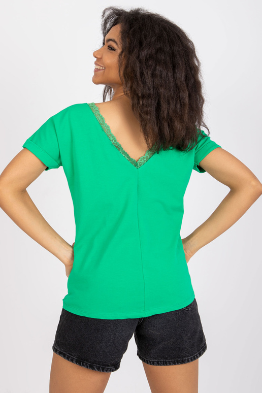 Zelená halenka s výstřihem na zádech...