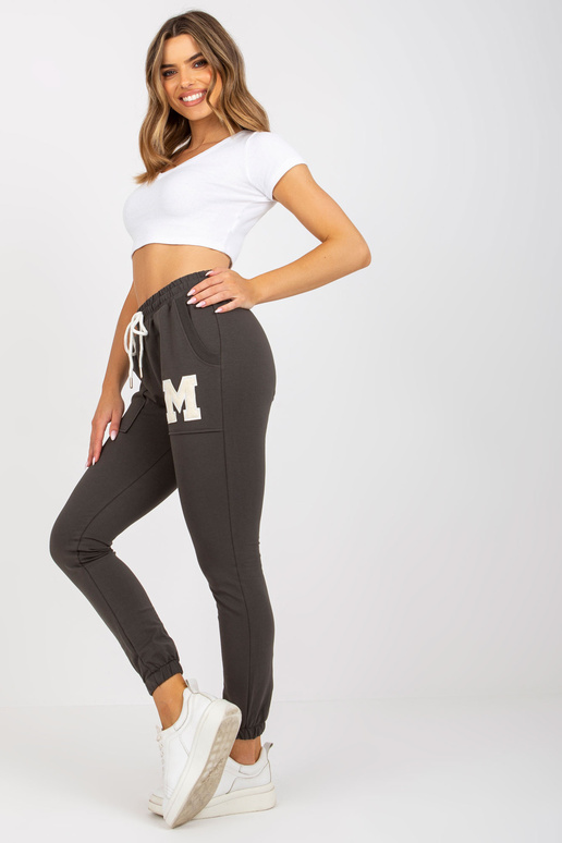 Khaki bavlněné tepláky s nášivkou