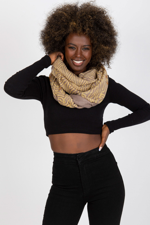 Tmavě béžově žlutý závěsný komín s...