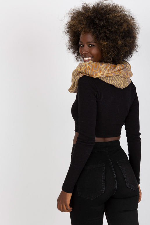 Tmavě béžově žlutý závěsný komín s...