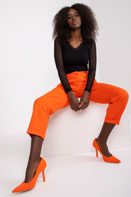 Oranžové kalhoty s rovnými nohavicemi...