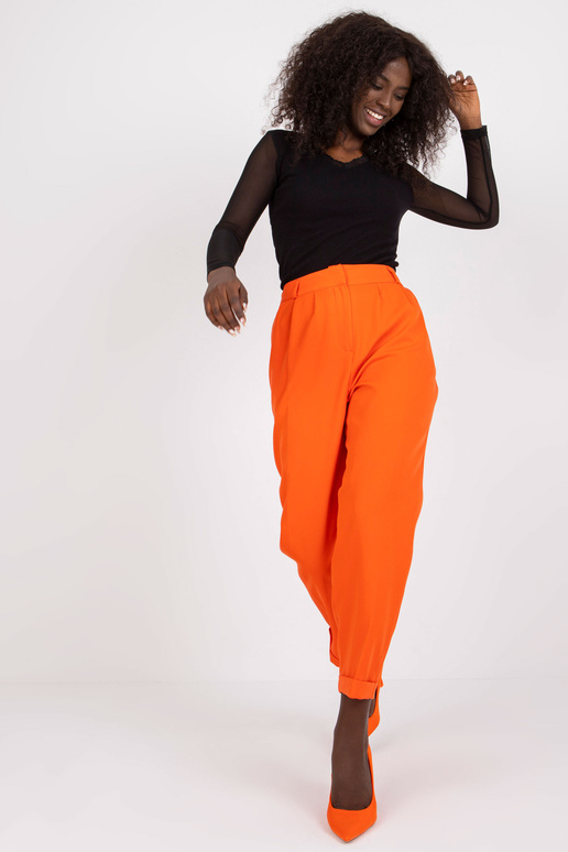 Oranžové kalhoty s rovnými nohavicemi...