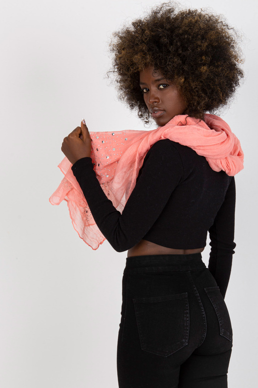 Broskvový šátek s ozdobnou nášivkou