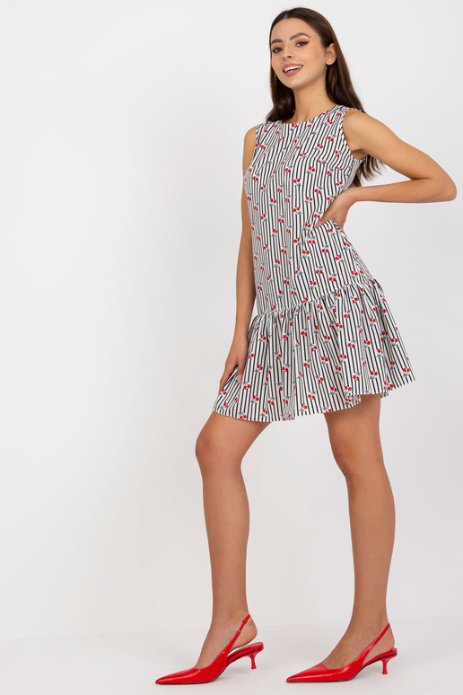 Bílé a černé šaty s potisky a volány