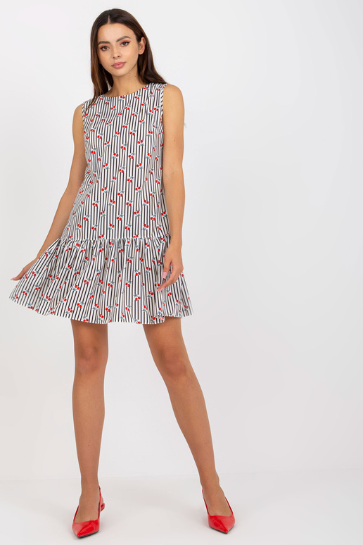 Bílé a černé šaty s potisky a volány