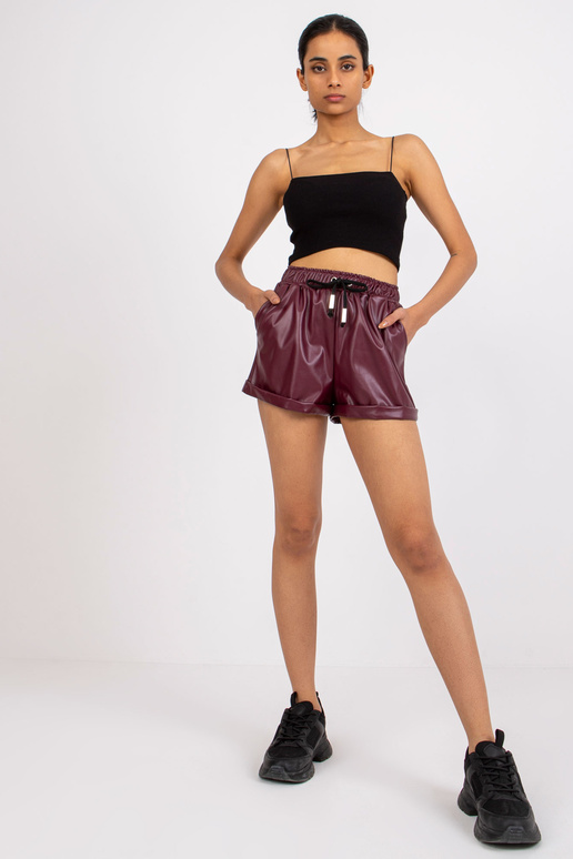 Kaštanové ležérní šortky z eko kůže...