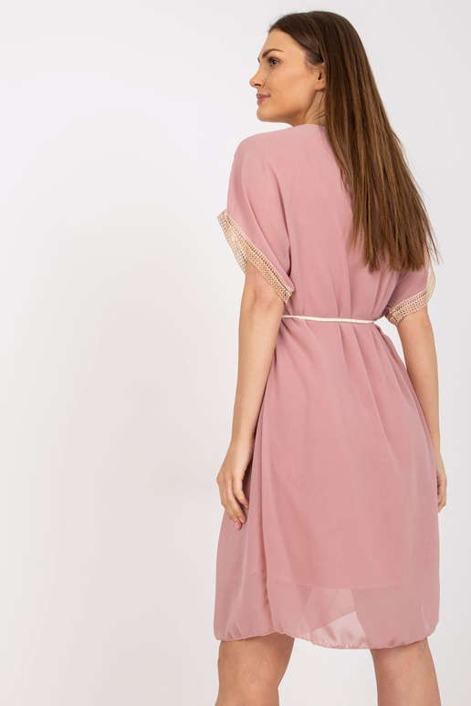 Špinavé růžové světlé šaty jedné...