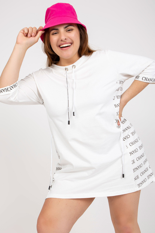 Bílé minišaty plus velikosti s nápisy