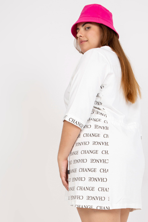 Bílé minišaty plus velikosti s nápisy