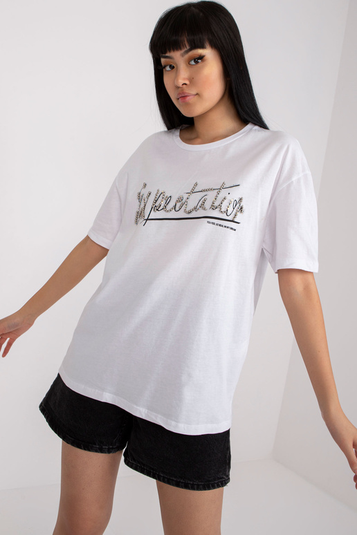 Bílé tričko s nášivkou a kulatým... Bílé tričko s nášivkou a kulatým...