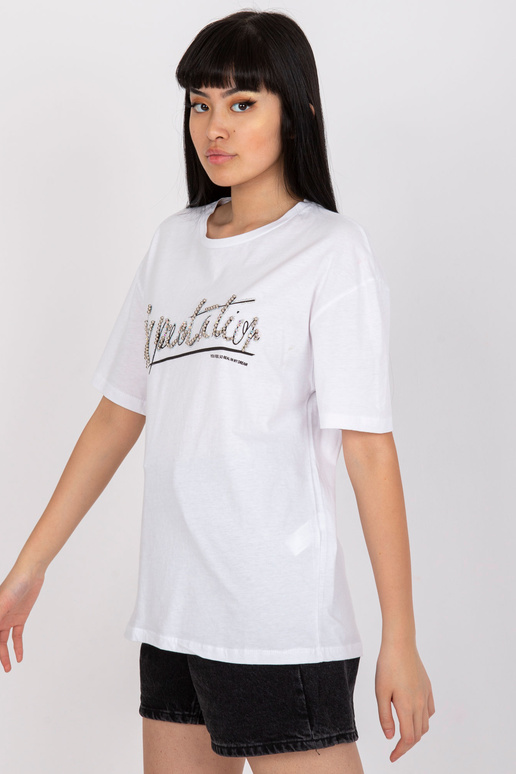 Bílé tričko s nášivkou a kulatým... Bílé tričko s nášivkou a kulatým...