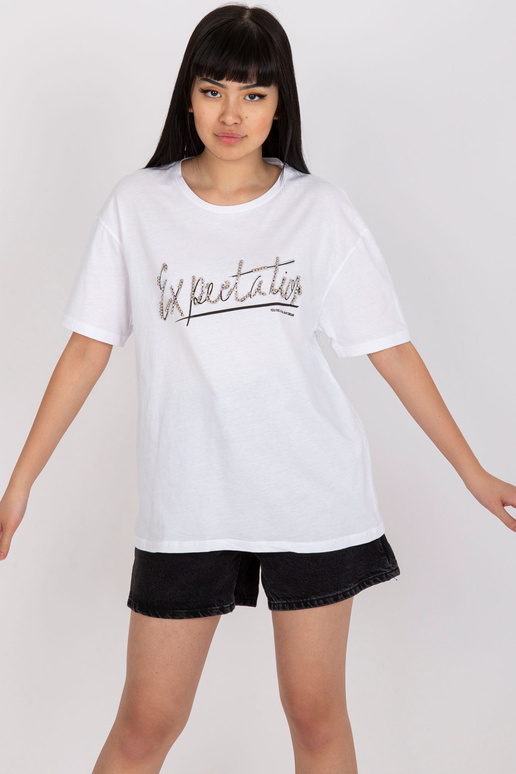 Bílé tričko s nášivkou a kulatým... Bílé tričko s nášivkou a kulatým...