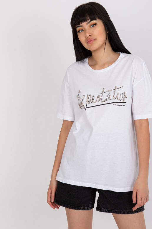 Bílé tričko s nášivkou a kulatým... Bílé tričko s nášivkou a kulatým...