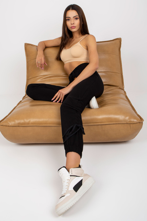 Černé bavlněné tepláky s kapsami