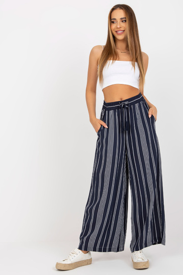 Tmavě modré světlé kalhoty...