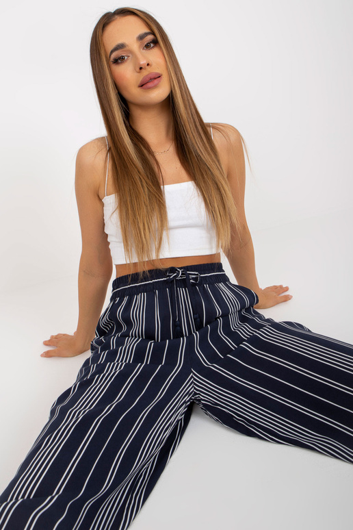 Tmavě modré světlé kalhoty z... Tmavě modré světlé kalhoty z...