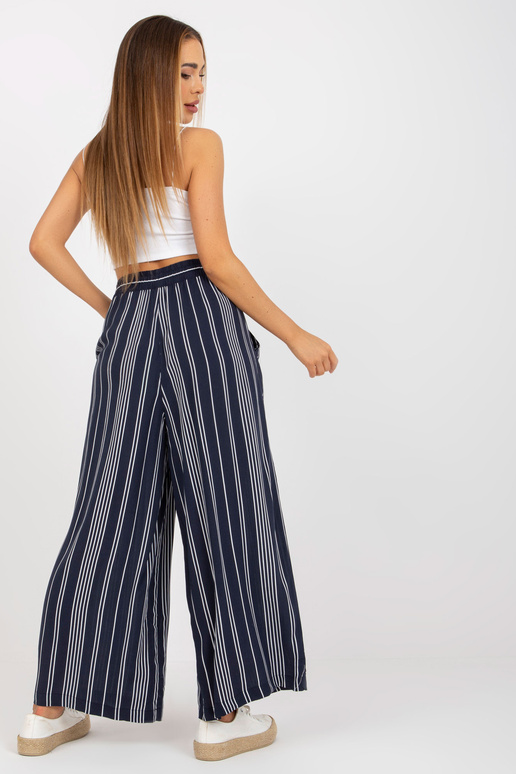 Tmavě modré světlé kalhoty z... Tmavě modré světlé kalhoty z...