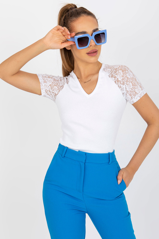 Bílá žebrovaná halenka s krajkou RUE...