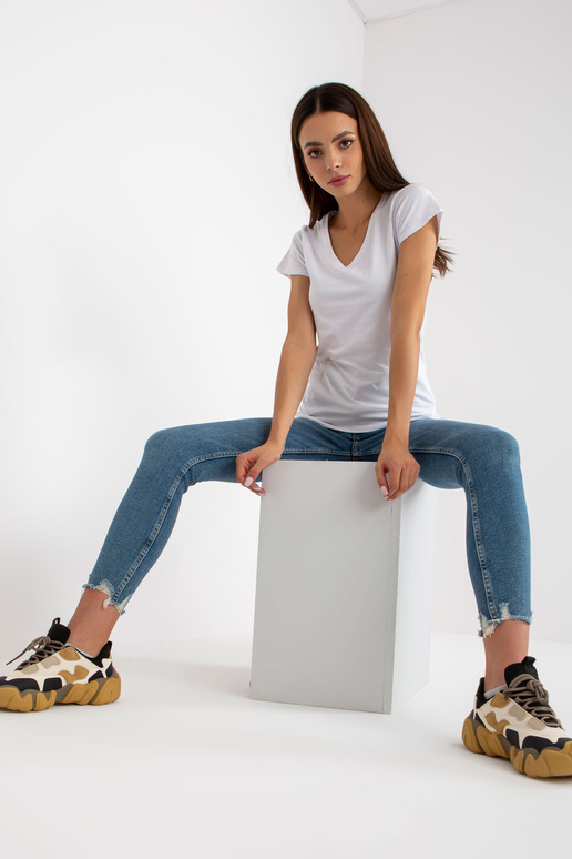 Bílé jednoduché basic tričko s... Bílé jednoduché basic tričko s...