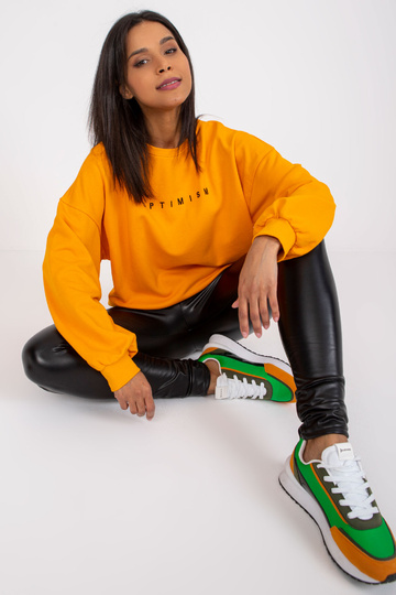 Světle oranžová volná...