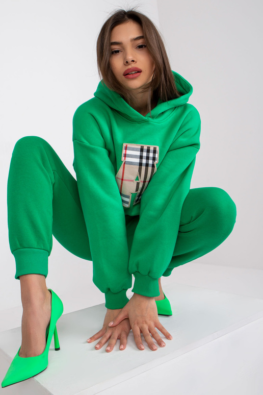 Zelená mikina s nášivkou a kapucí... Zelená mikina s nášivkou a kapucí...