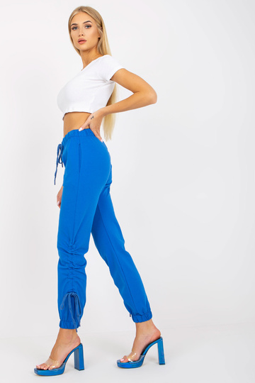 Modré tepláky s vysokým pasem