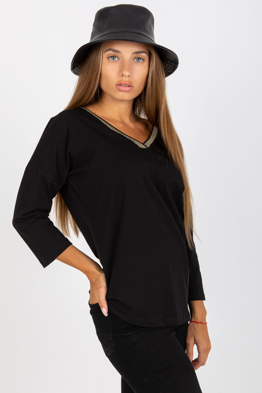 Černá ležérní halenka s výstřihem do...