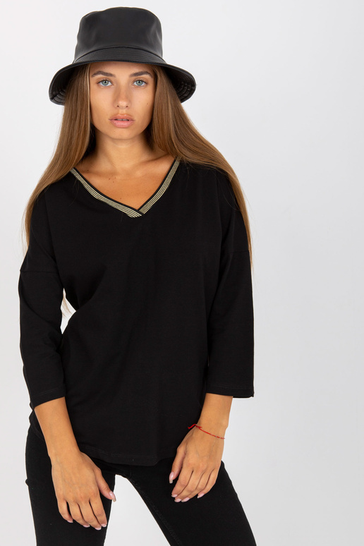 Černá ležérní halenka s výstřihem do...