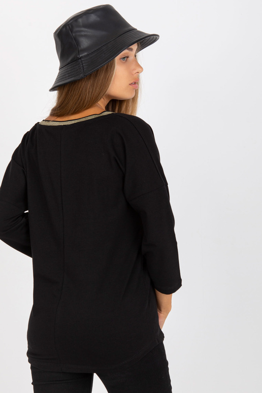 Černá ležérní halenka s výstřihem do...