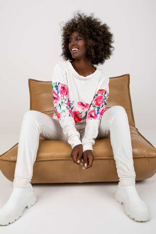 Bílý dvoudílný velurový komplet s... Bílý dvoudílný velurový komplet s...