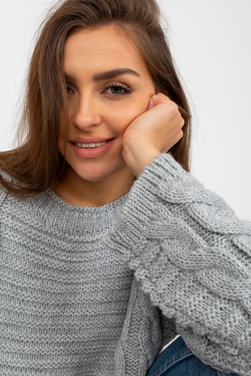 Šedý svetr s copánky a...