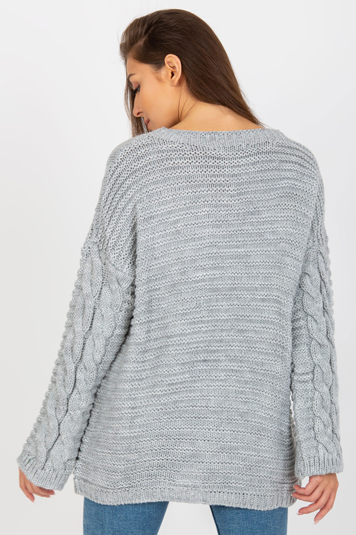 Šedý svetr s copánky a lodičkovým...