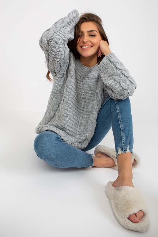 Šedý svetr s copánky a lodičkovým...