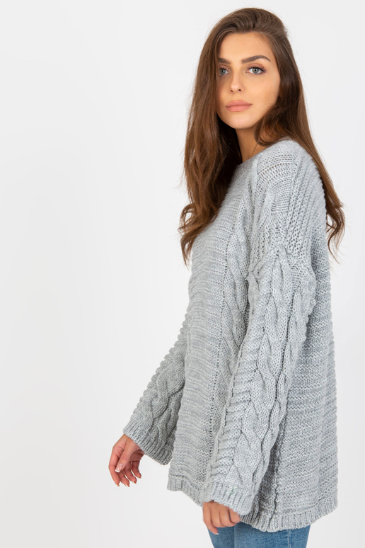 Šedý svetr s copánky a lodičkovým...