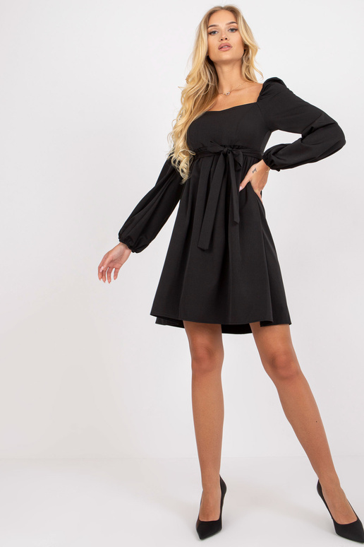 Černé mini koktejlové šaty s popruhem