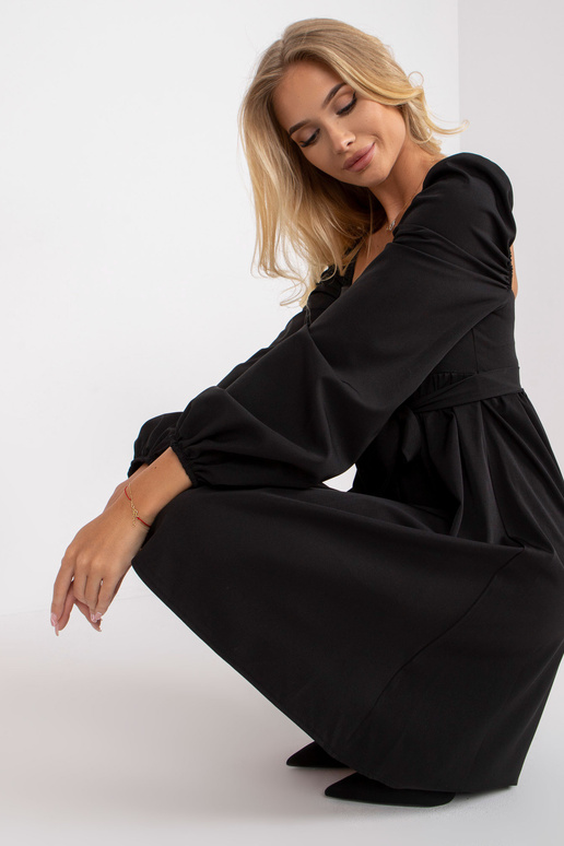 Černé mini koktejlové šaty s popruhem