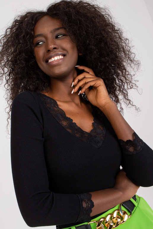 Černá vypasovaná ležérní halenka s... Černá vypasovaná ležérní halenka s...