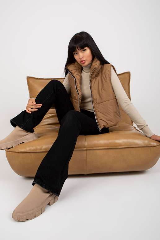 Světle hnědá prošívaná péřová vesta...