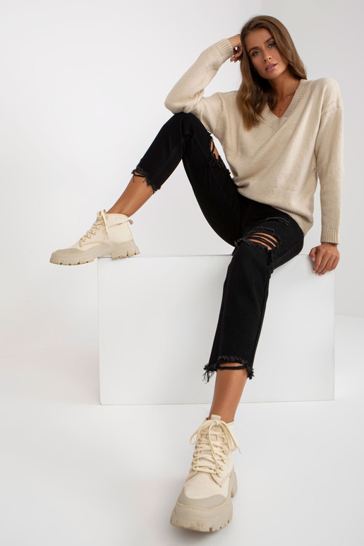 Béžový klasický svetr s výstřihem do...