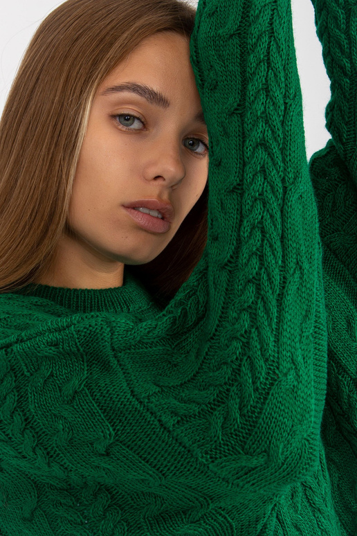 Zelený dlouhý svetr s copánky a...