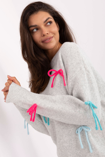 Světle šedý svetr