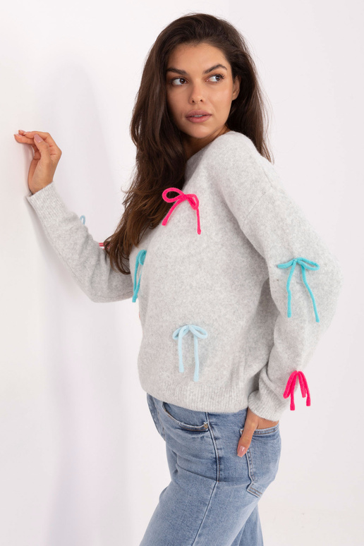 Světle šedý svetr