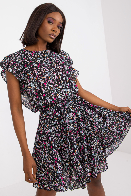 Černé minišaty s květinovými potisky...